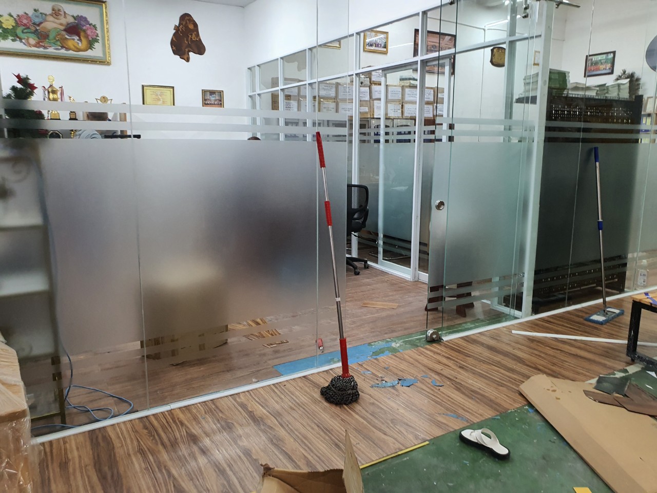 Vách ngăn nhôm kính ngăn văn phòng