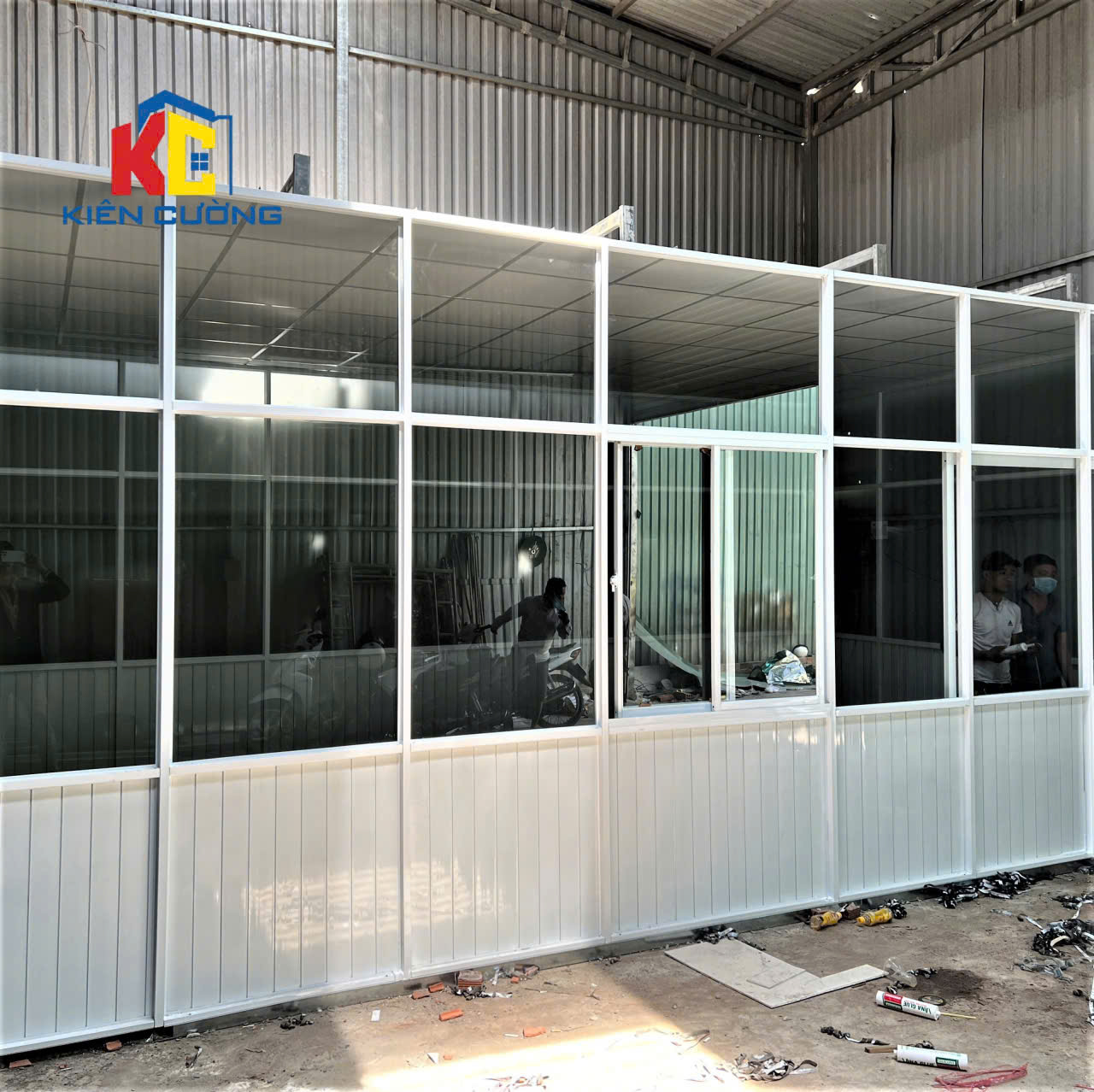 Làm vách nhôm kính giá rẻ tại Quận 7