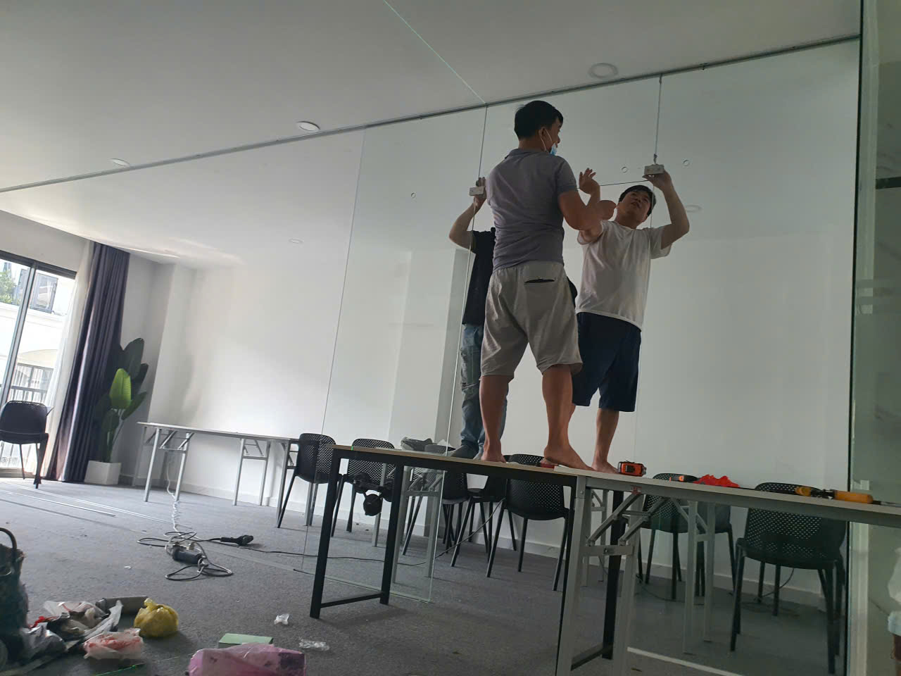 Tiến hành lắp đặt vách kính cường lực tại quận 1