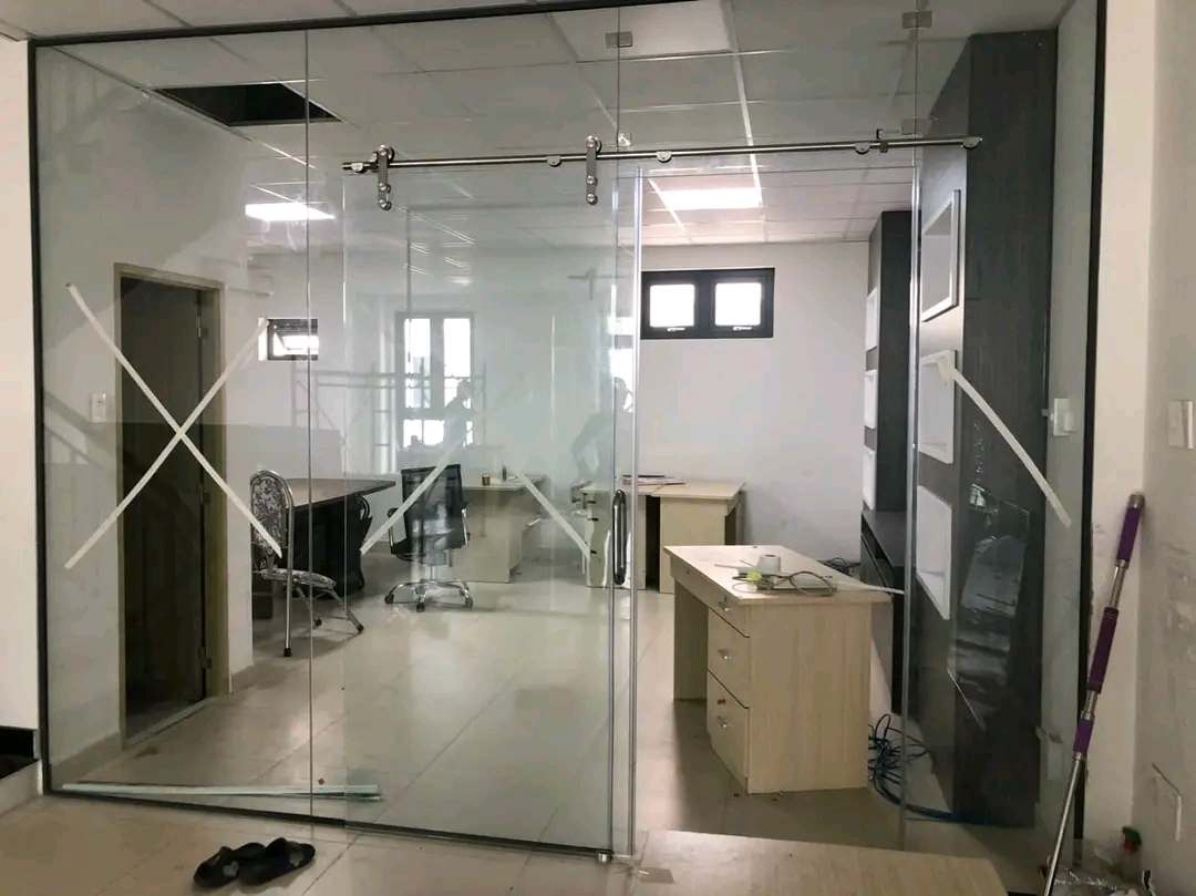 Vách nhôm kính cường lực khung nhôm