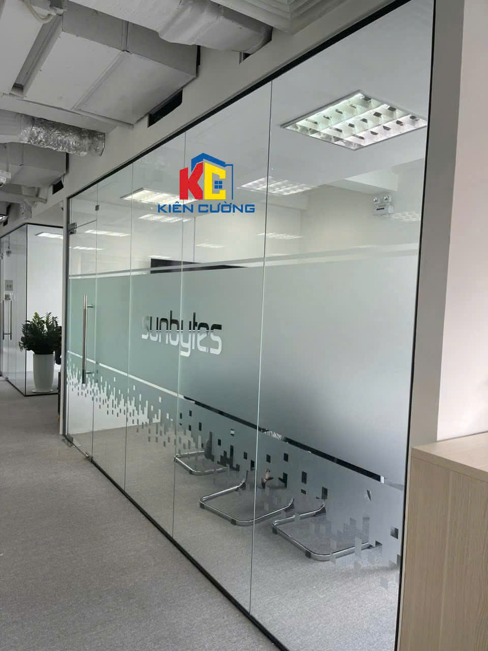 Vách kính cường lực tại quận 1