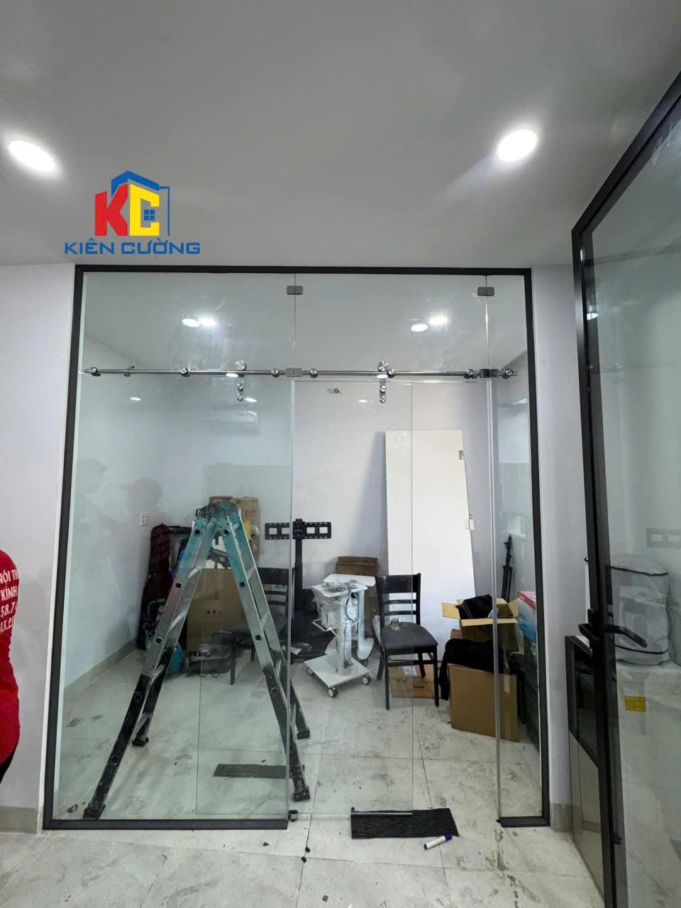 Vách nhôm kính cường lực Quận Tân Bình